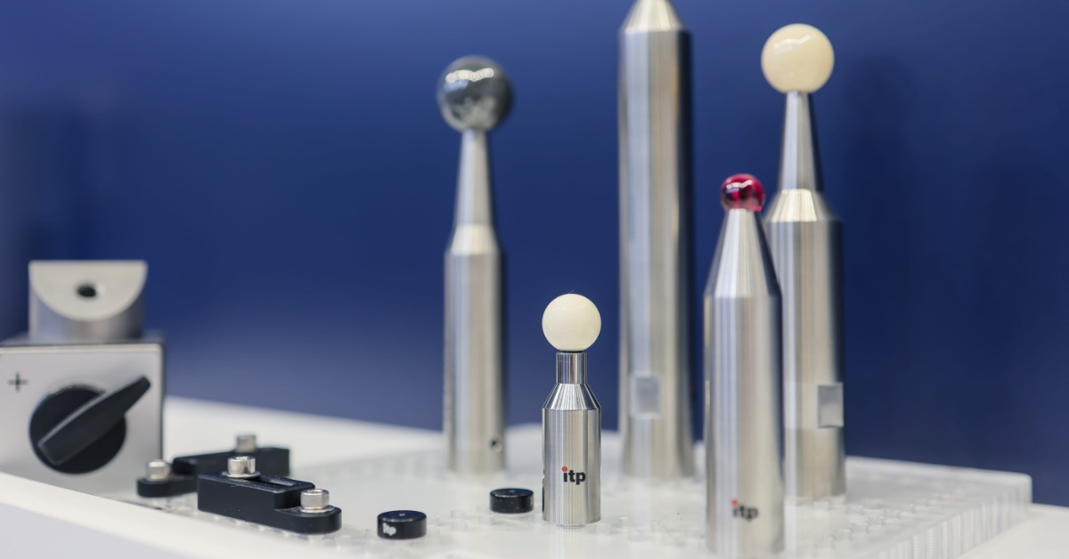 Calibration spheres stand on a clear base with silver mounts and itpstyli logos. White, red, and chrome balls vary in height.